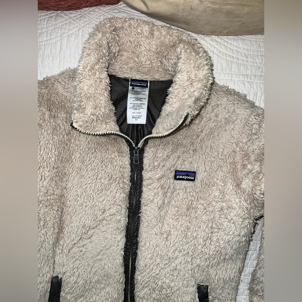 Patagonia Women's Tan Teddy Jacket - Picture 2 of 8